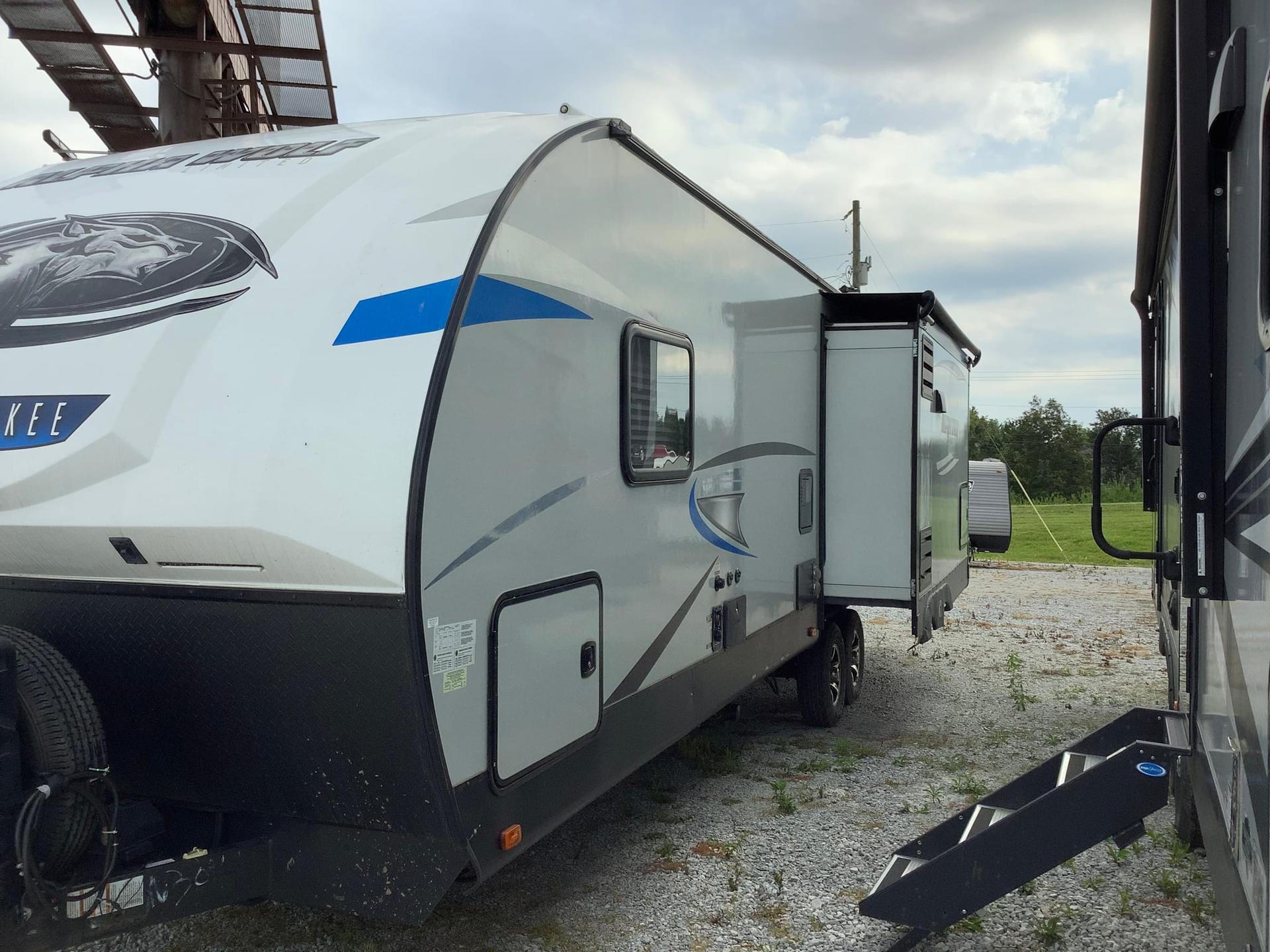 2020 Forest River 2020 Forest River Cherokee Alpha Wolf - thumbnail 4