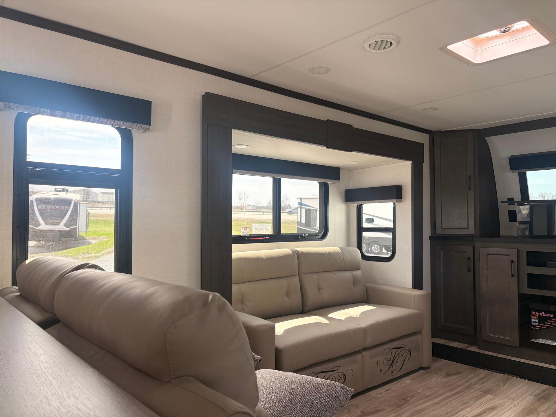 2026 Venture RV 2026 Venture RV SportTrek Touring Edition - thumbnail 9