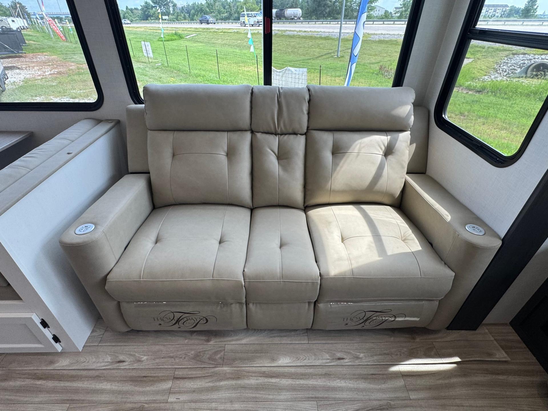 2027 Venture RV 2027 Venture RV SportTrek - thumbnail 28