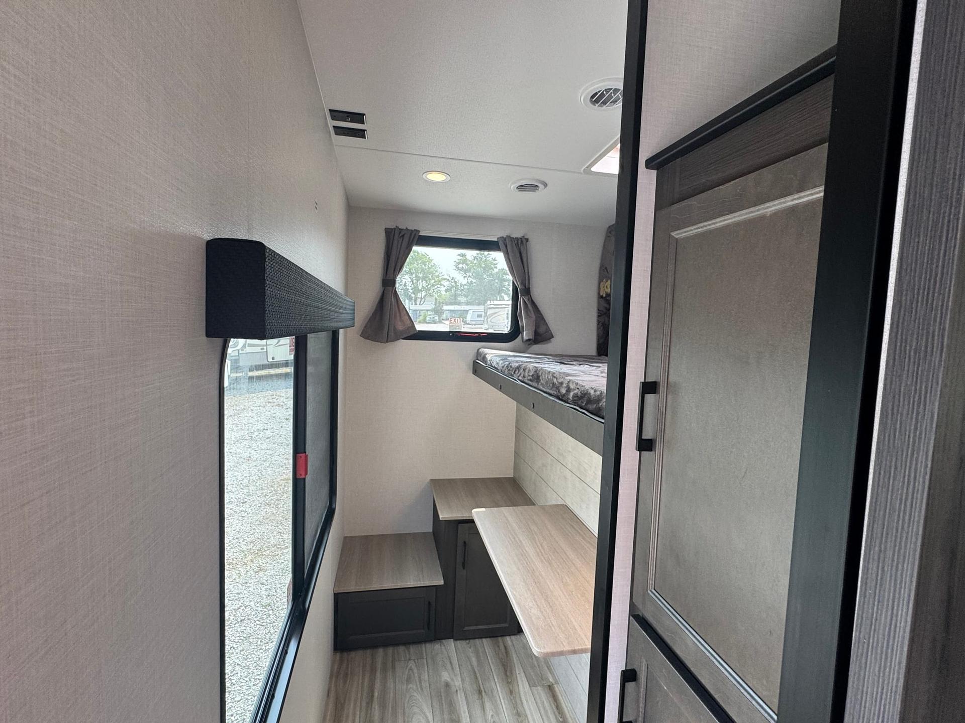 2027 Venture RV 2027 Venture RV SportTrek - thumbnail 29
