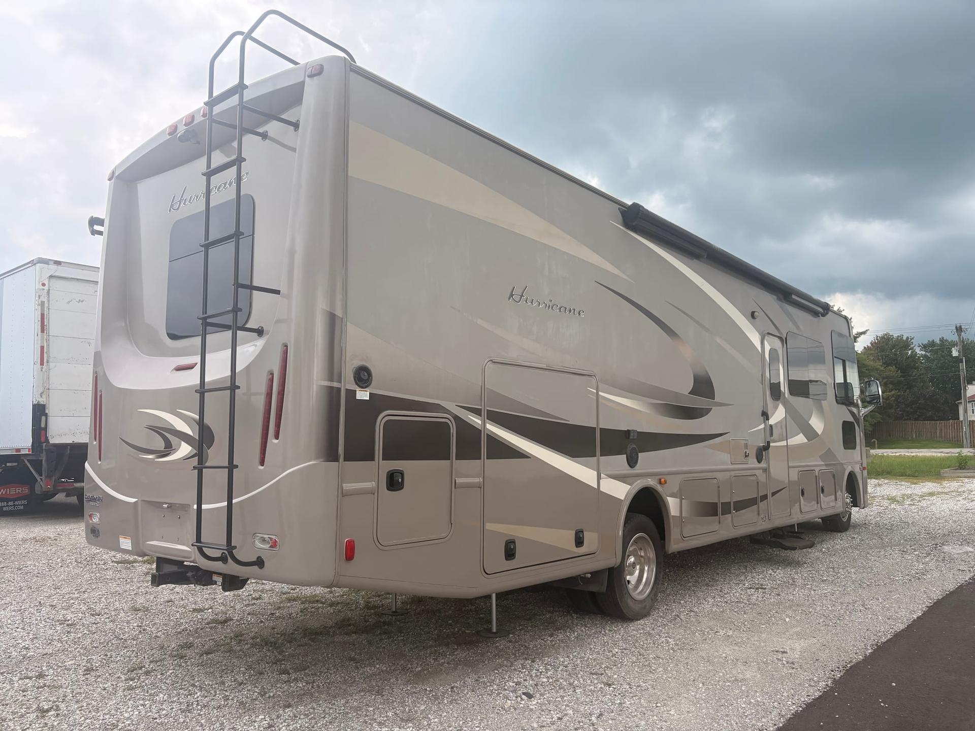 2016 Thor Motor Coach 2016 Thor Motor Coach Hurricane - thumbnail 3