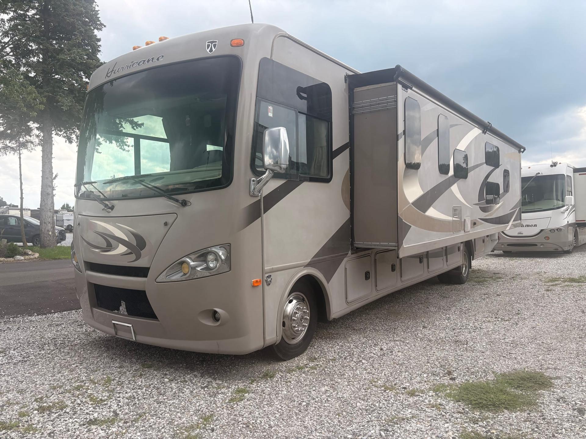2016 Thor Motor Coach 2016 Thor Motor Coach Hurricane - thumbnail 4