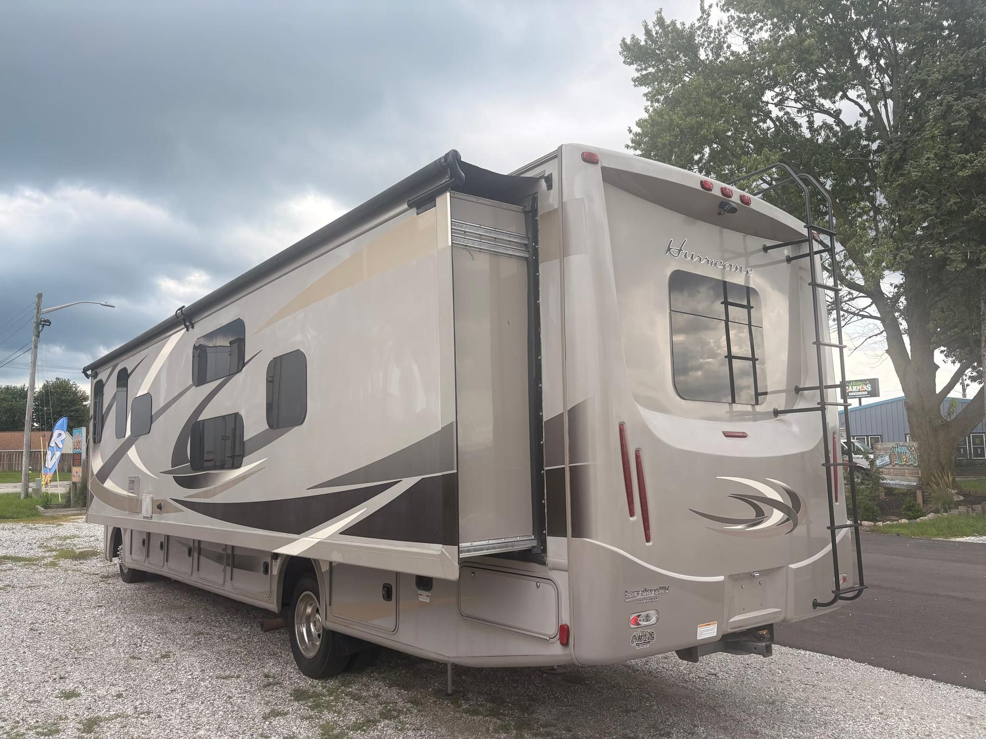 2016 Thor Motor Coach 2016 Thor Motor Coach Hurricane - thumbnail 8
