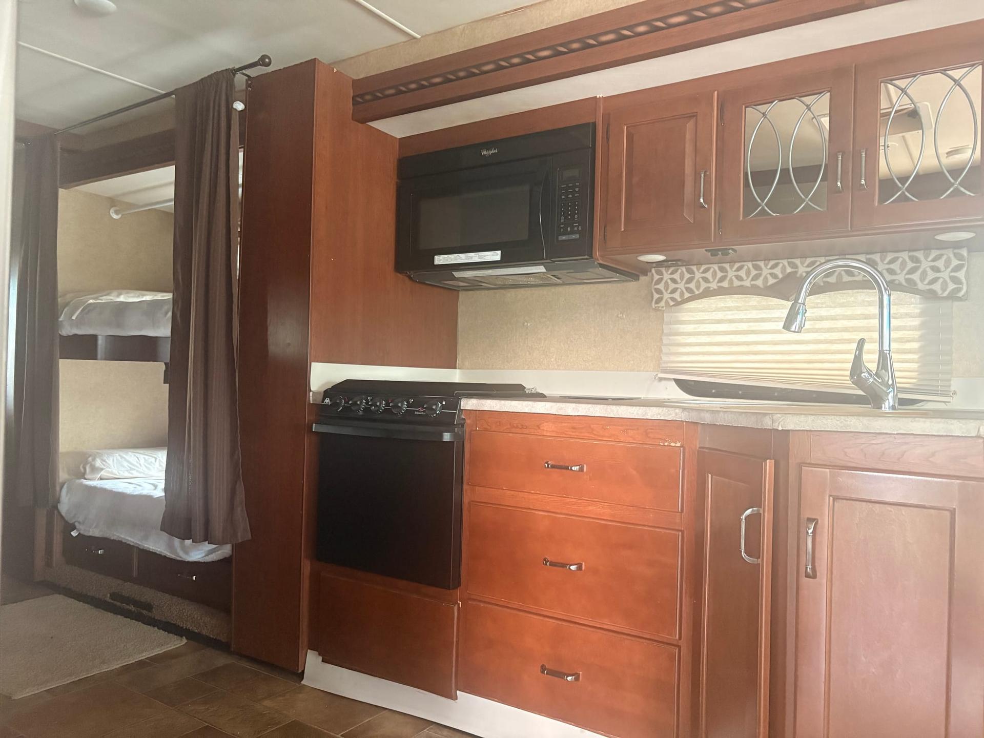 2016 Thor Motor Coach 2016 Thor Motor Coach Hurricane - thumbnail 13