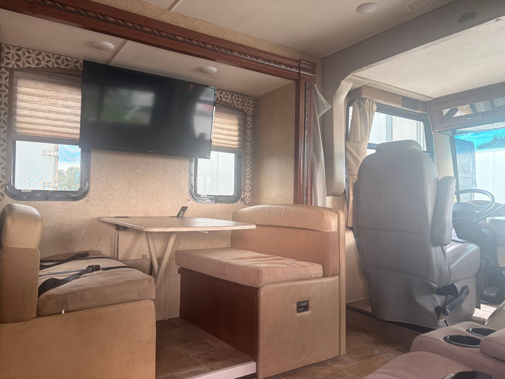 2016 Thor Motor Coach 2016 Thor Motor Coach Hurricane - thumbnail 14
