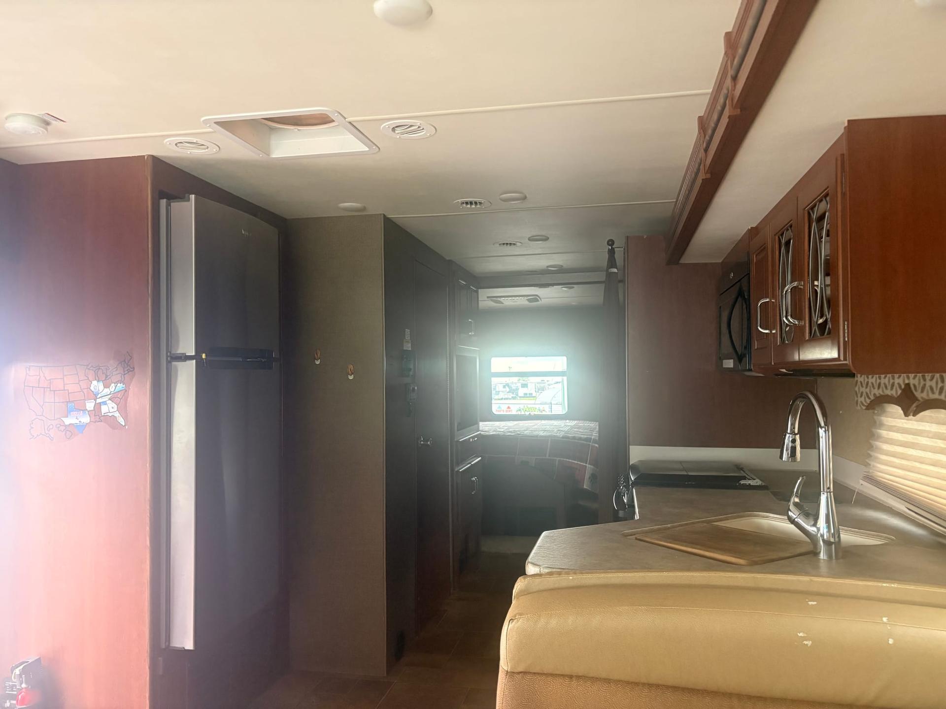 2016 Thor Motor Coach 2016 Thor Motor Coach Hurricane - thumbnail 16