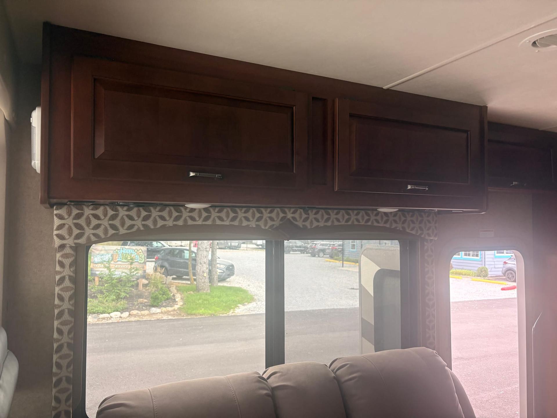 2016 Thor Motor Coach 2016 Thor Motor Coach Hurricane - thumbnail 18