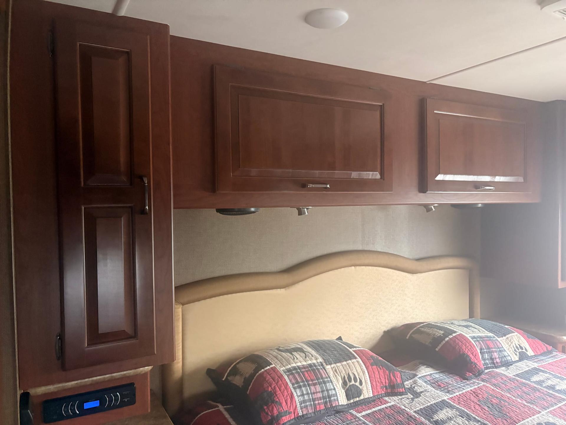 2016 Thor Motor Coach 2016 Thor Motor Coach Hurricane - thumbnail 33