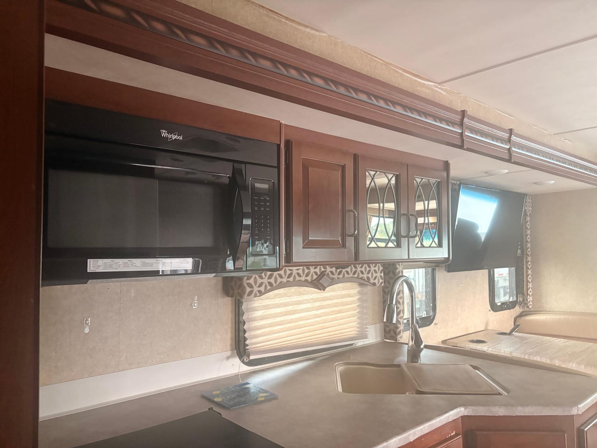 2016 Thor Motor Coach 2016 Thor Motor Coach Hurricane - thumbnail 38