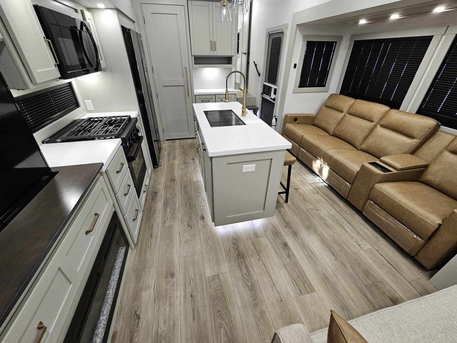 2026 Brinkley 2026 Brinkley Model Z - thumbnail 5