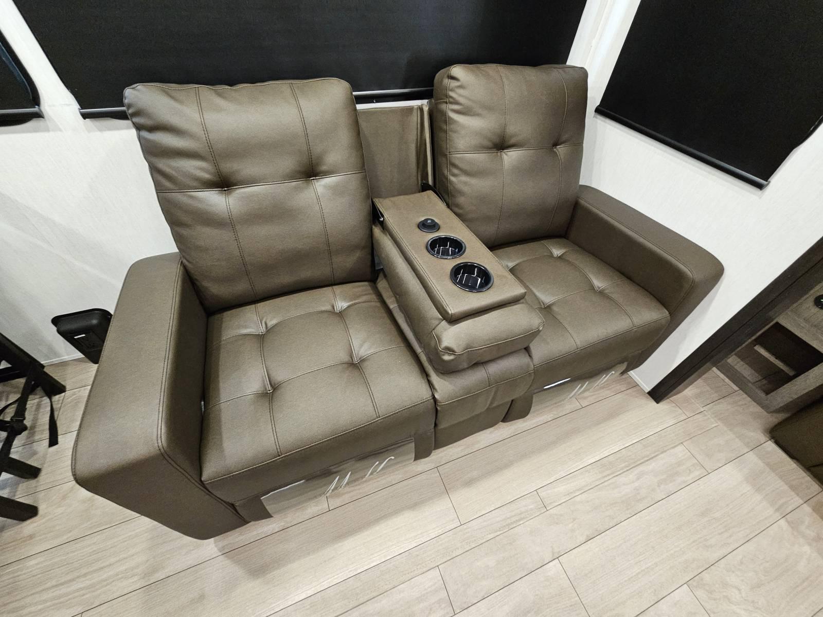 2026 Forest River 2026 Forest River Cherokee Arctic Wolf Suite - thumbnail 7