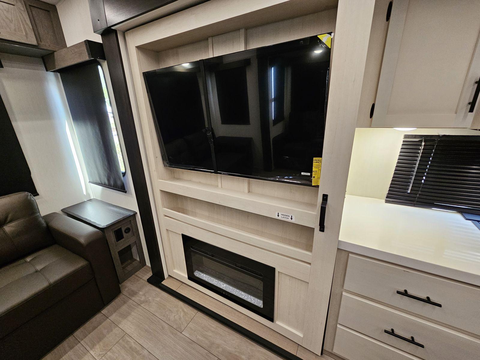 2026 Forest River 2026 Forest River Cherokee Arctic Wolf Suite - thumbnail 8