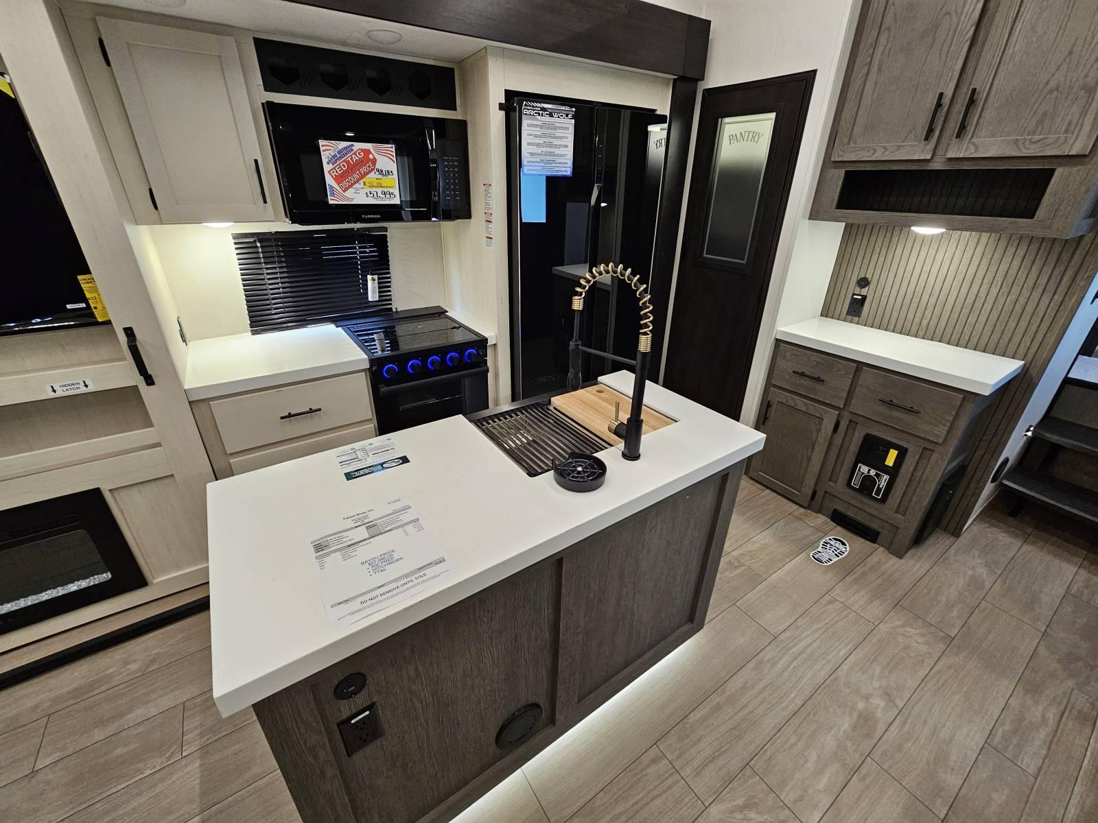 2026 Forest River 2026 Forest River Cherokee Arctic Wolf Suite - thumbnail 9