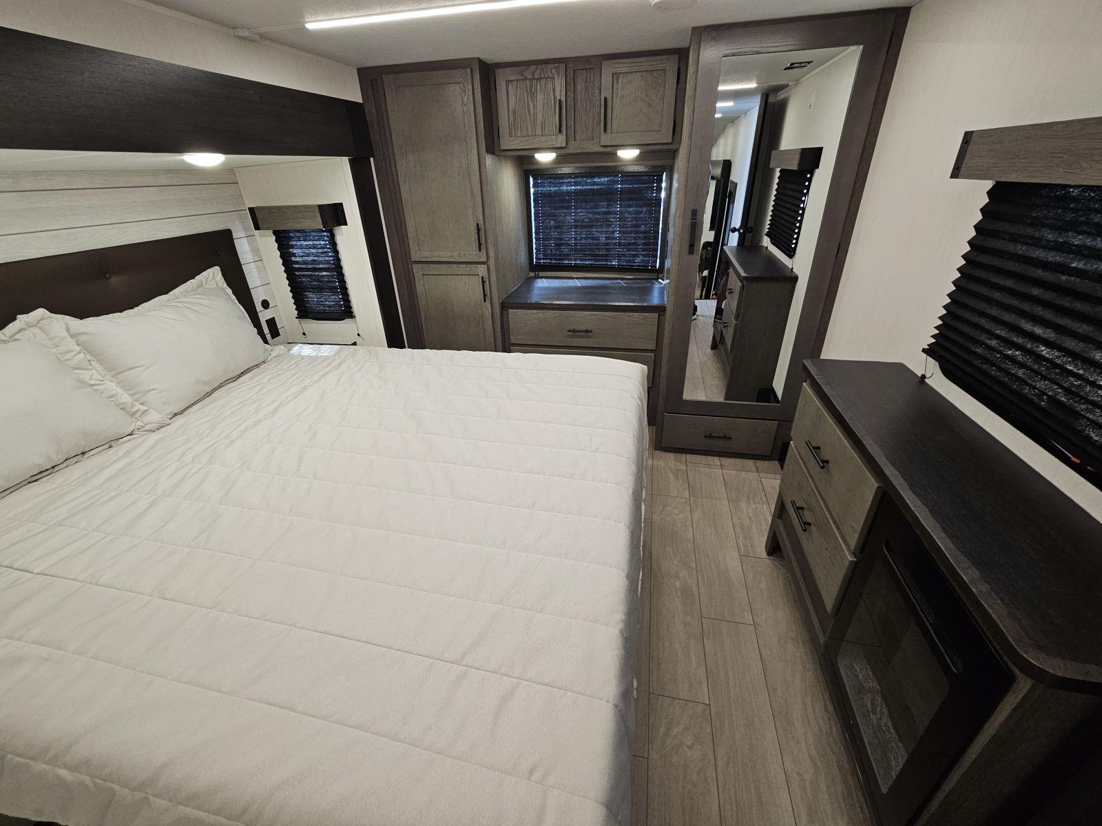 2026 Forest River 2026 Forest River Cherokee Arctic Wolf Suite - thumbnail 17