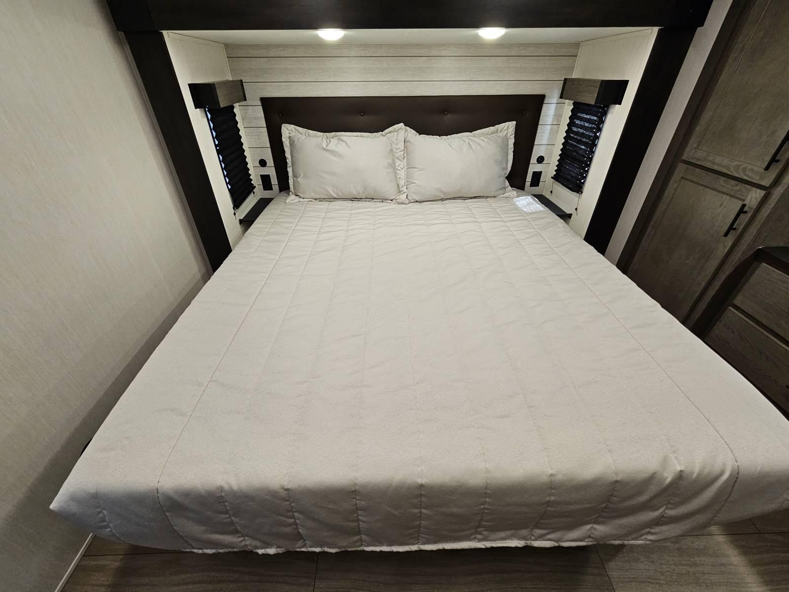 2026 Forest River 2026 Forest River Cherokee Arctic Wolf Suite - thumbnail 18