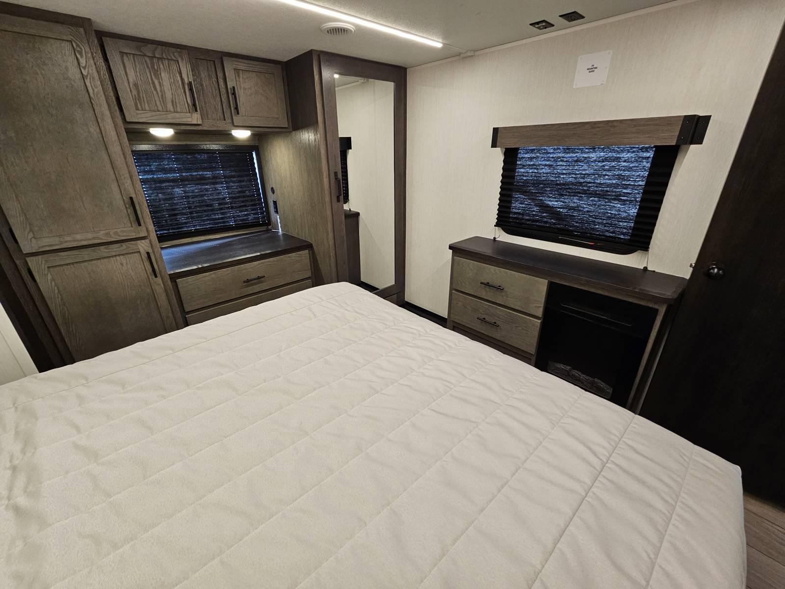 2026 Forest River 2026 Forest River Cherokee Arctic Wolf Suite - thumbnail 19