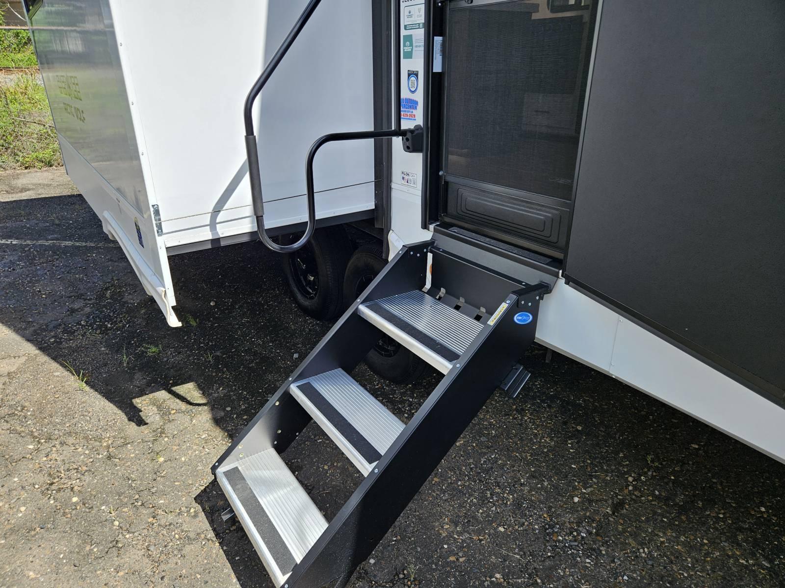 2026 Forest River 2026 Forest River Cherokee Arctic Wolf Suite - thumbnail 29