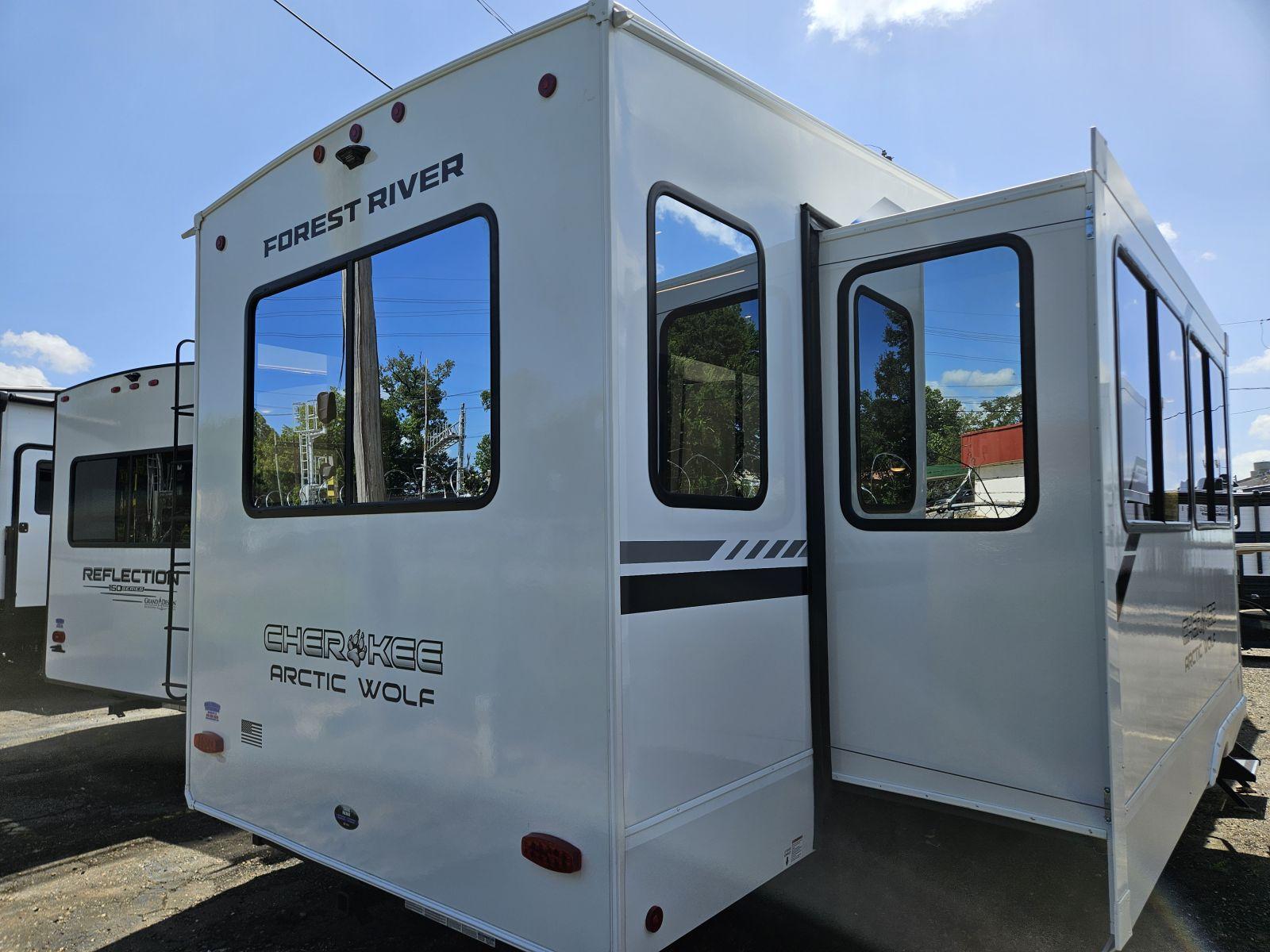 2026 Forest River 2026 Forest River Cherokee Arctic Wolf Suite - thumbnail 34