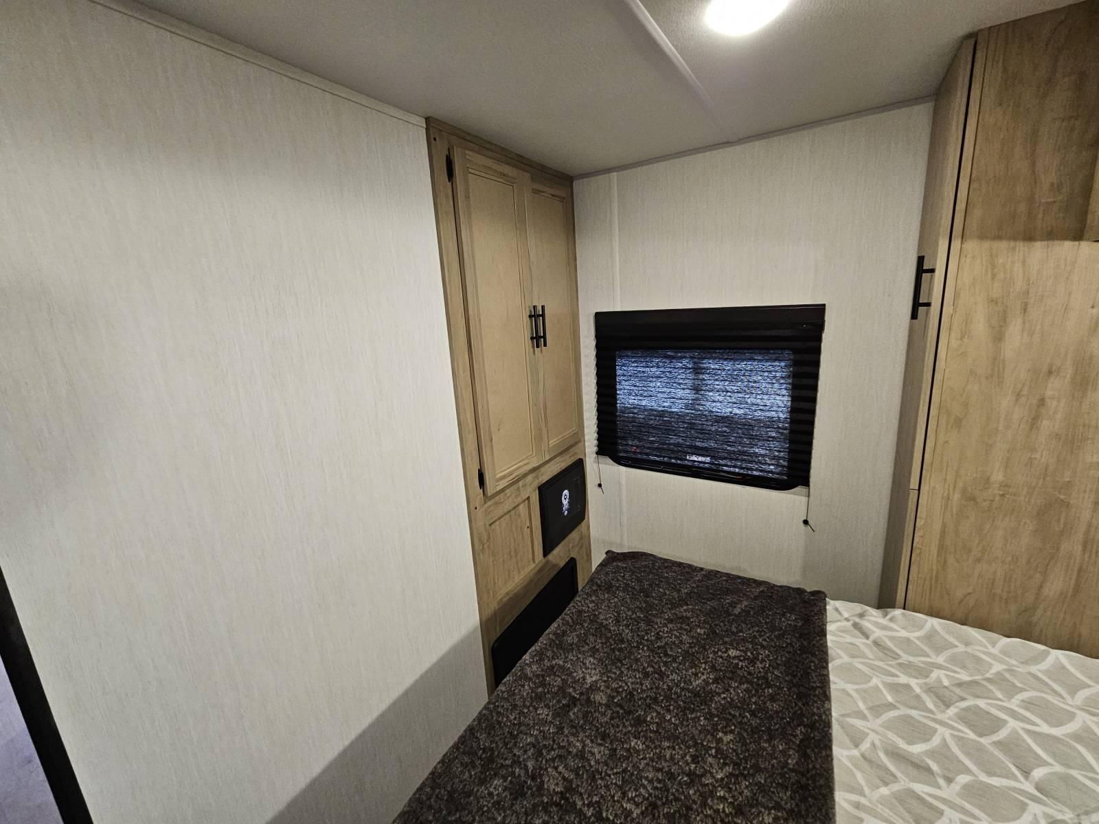 2026 Forest River 2026 Forest River Cherokee Wolf Den - thumbnail 16