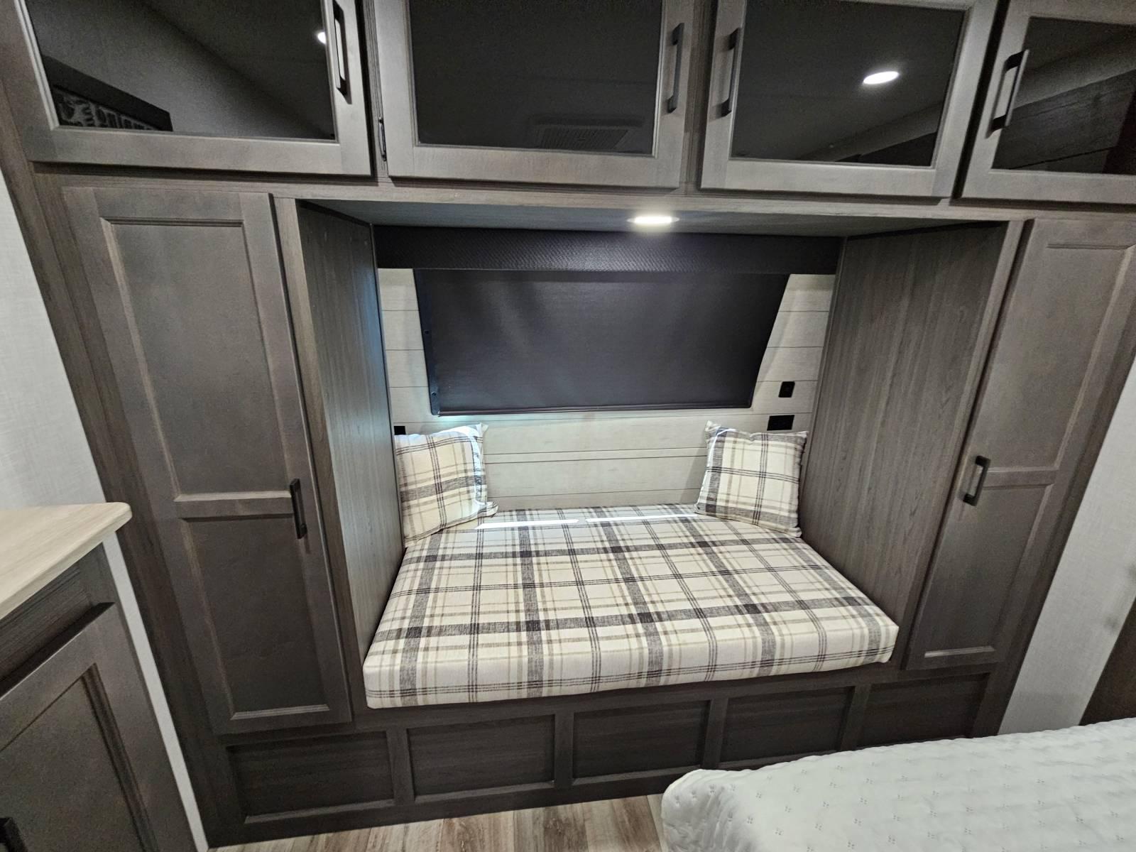 2026 Venture RV 2026 Venture RV SportTrek Touring Edition - thumbnail 17