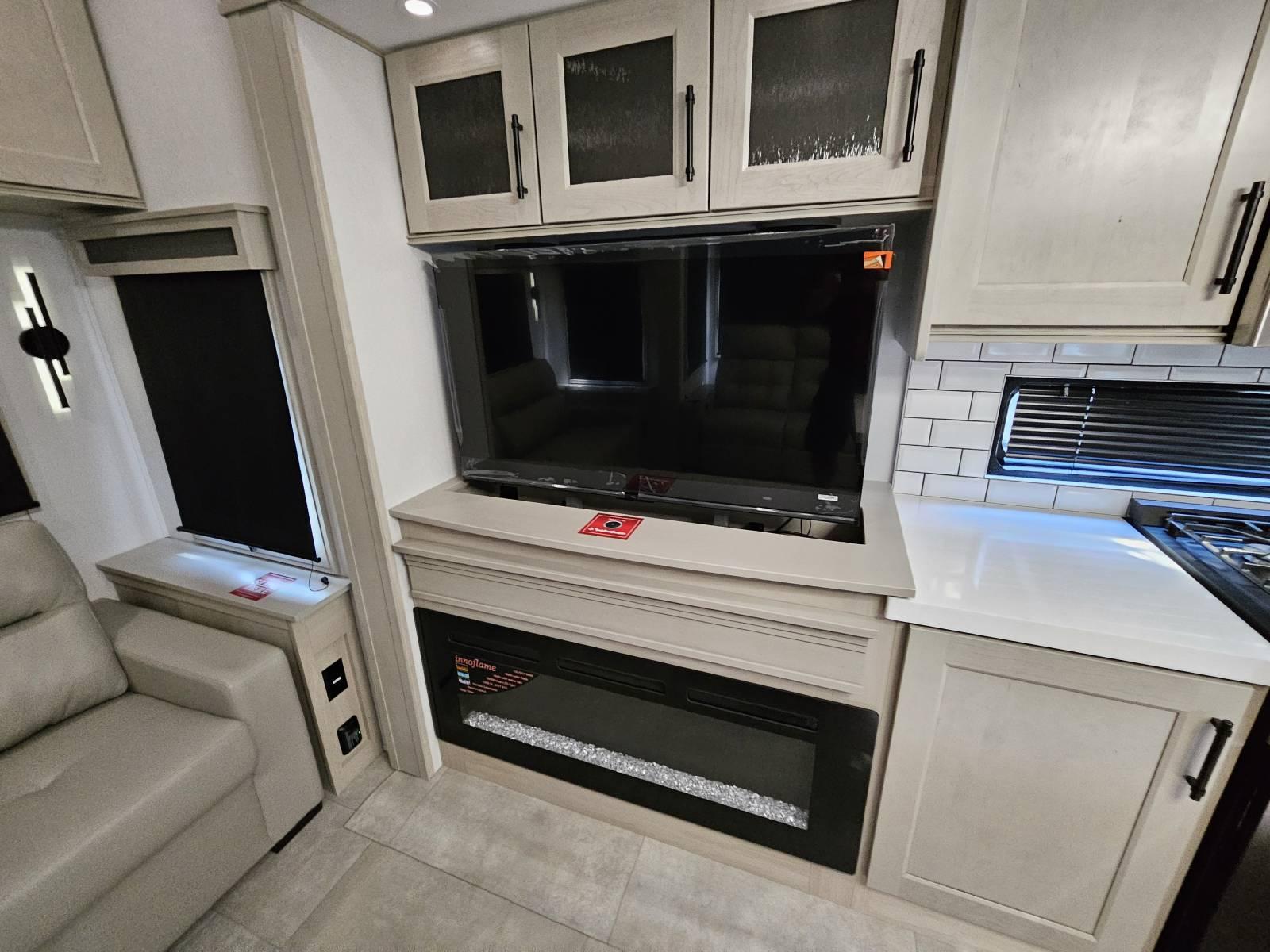 2026 Grand Design 2026 Grand Design Solitude - thumbnail 8