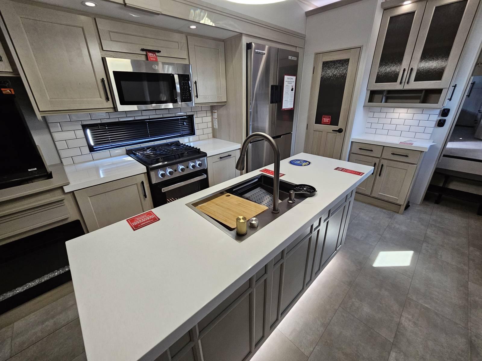 2026 Grand Design 2026 Grand Design Solitude - thumbnail 9