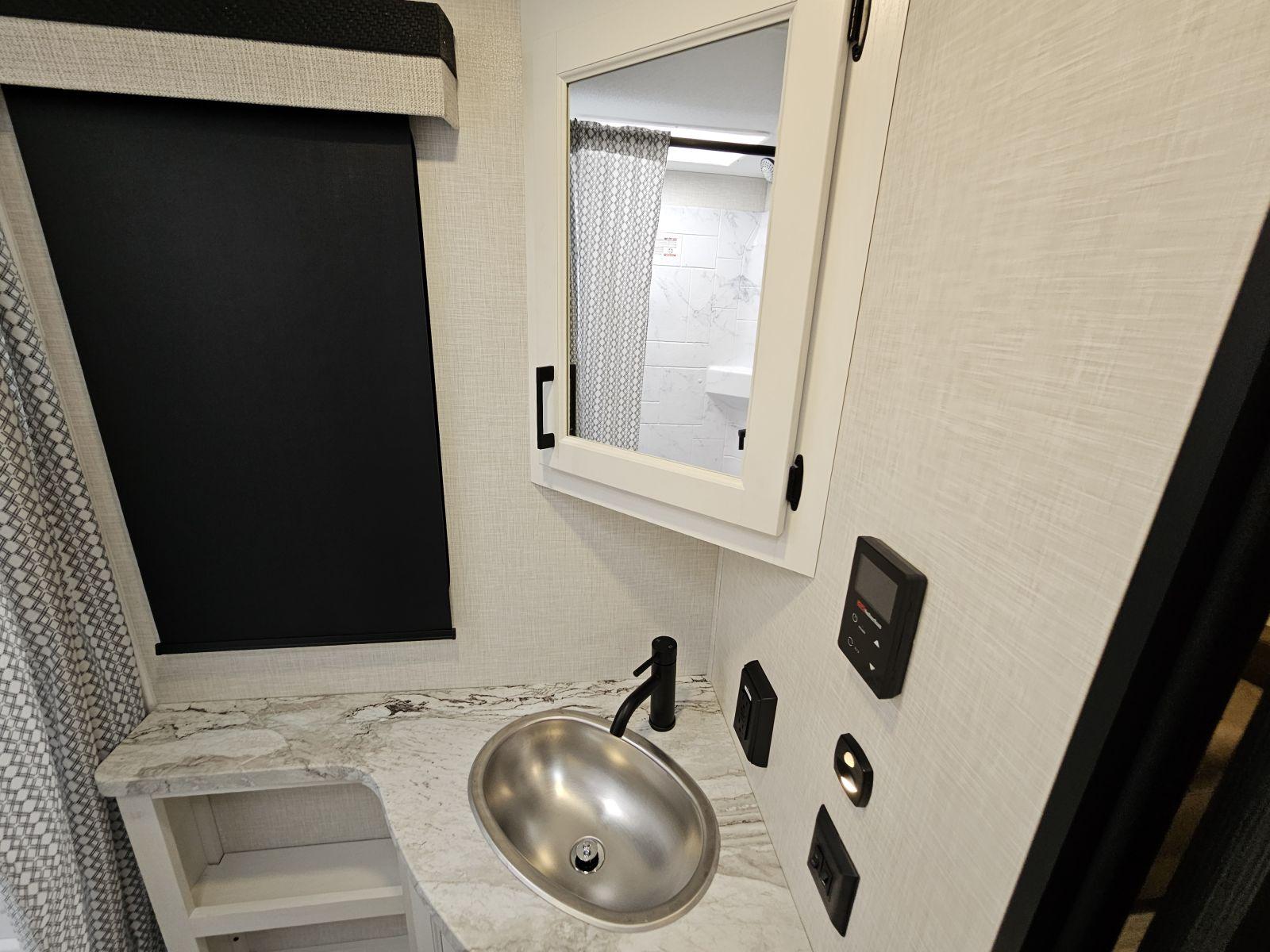 2026 Venture RV 2026 Venture RV SportTrek - thumbnail 18