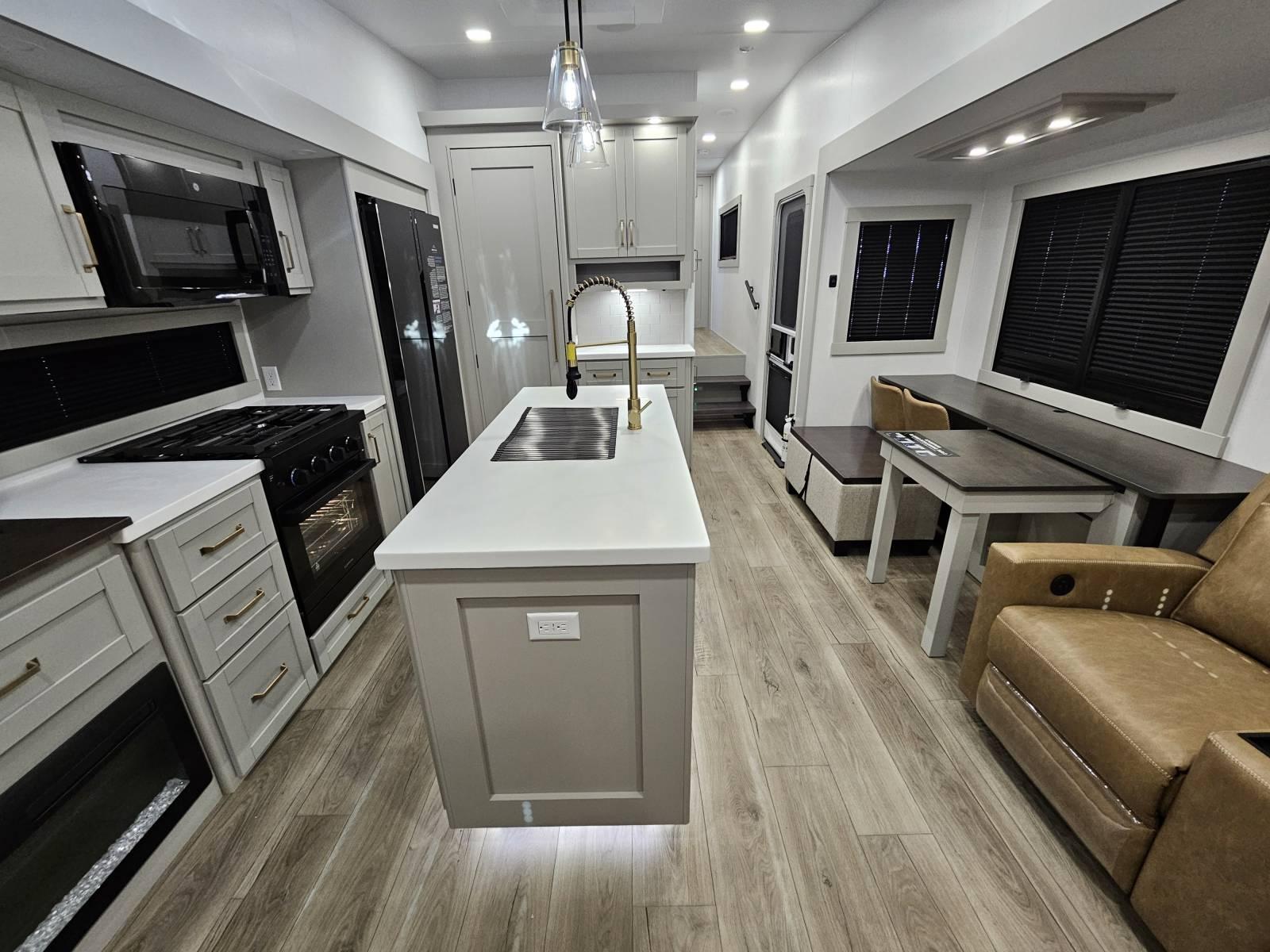 2026 Brinkley 2026 Brinkley Model Z - thumbnail 5