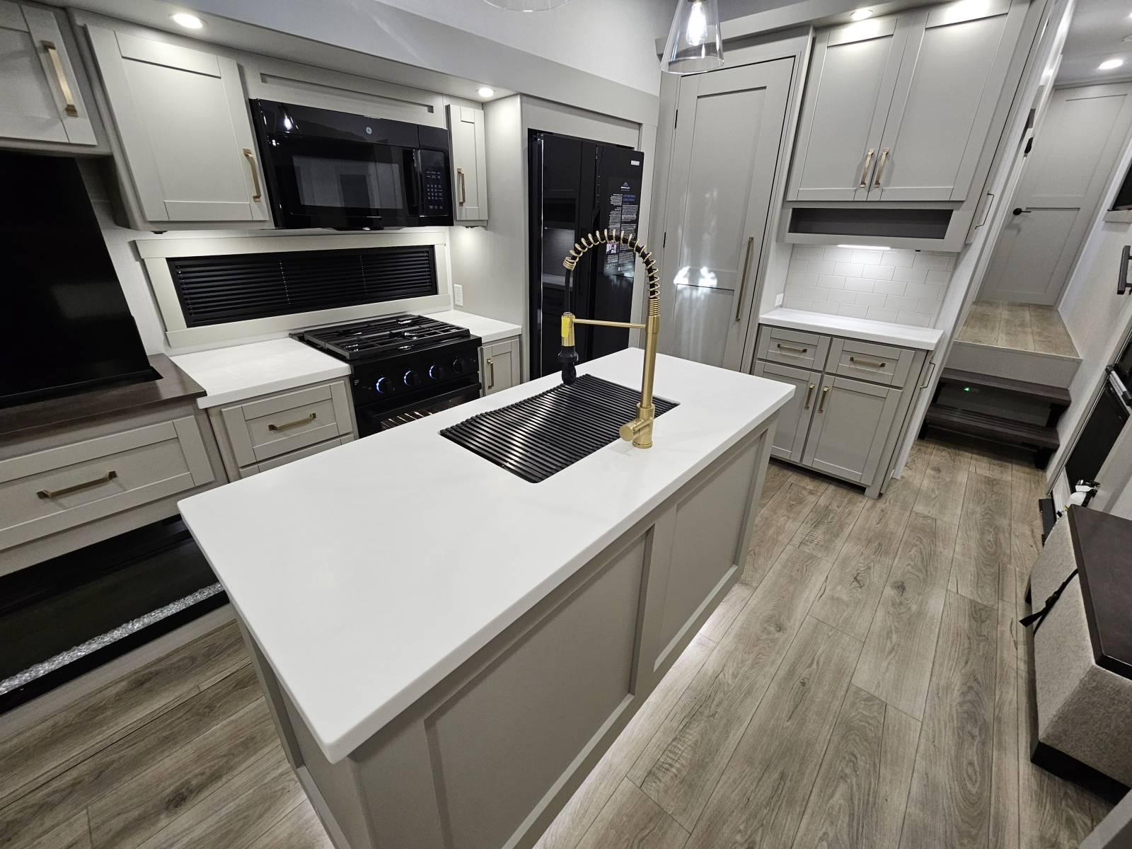 2026 Brinkley 2026 Brinkley Model Z - thumbnail 9