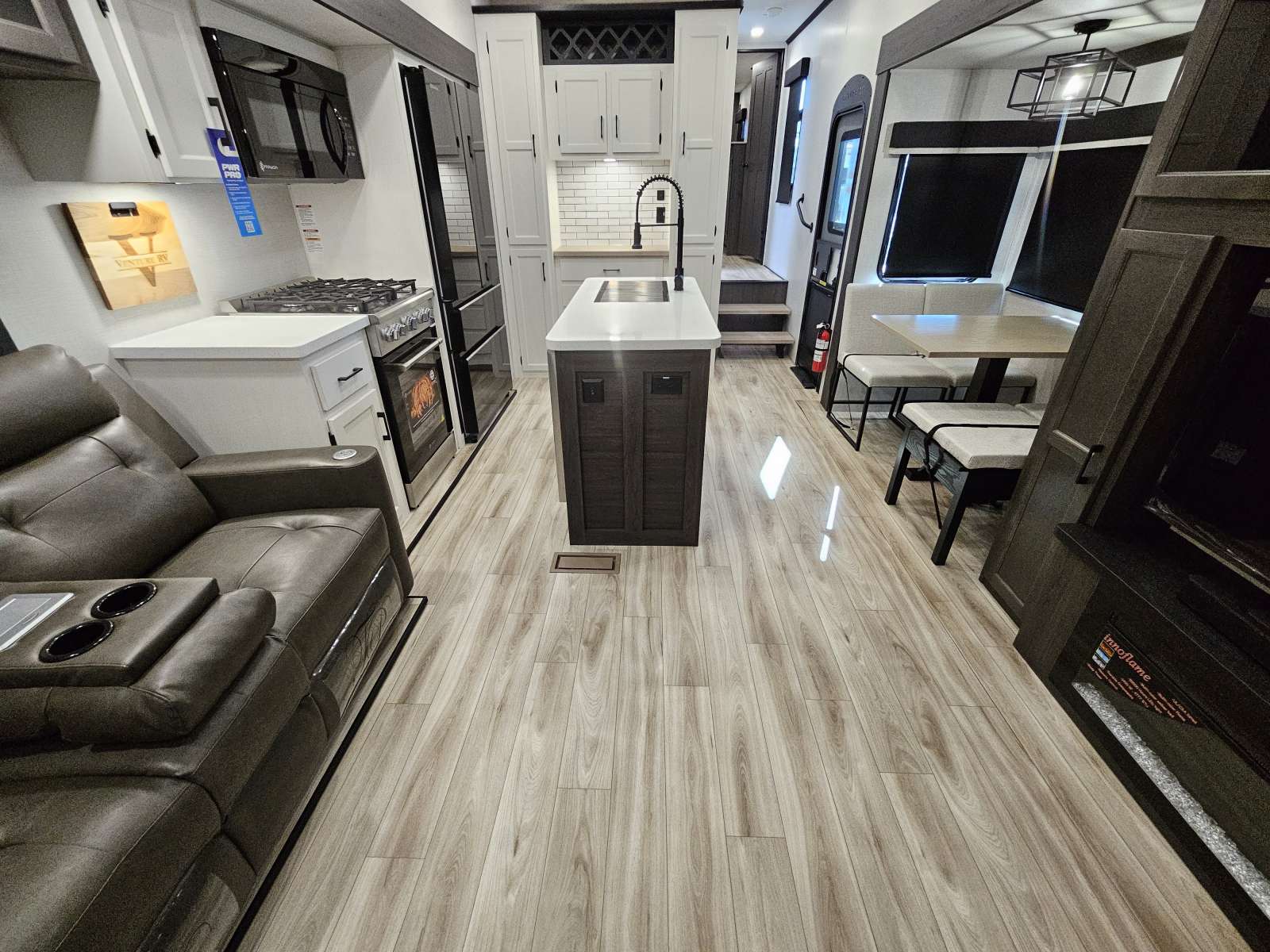 2026 Venture RV 2026 Venture RV SportTrek Touring Edition - thumbnail 5