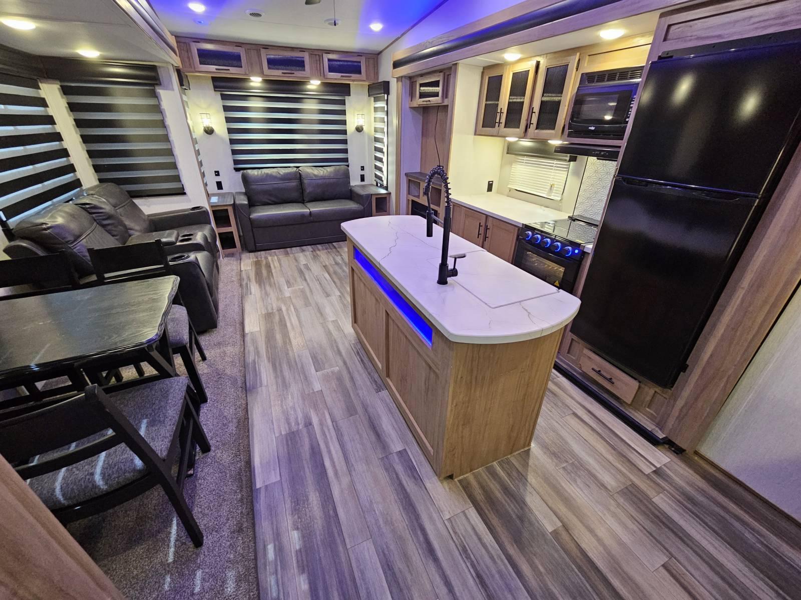 2023 Forest River 2023 Forest River Cherokee Arctic Wolf - thumbnail 4