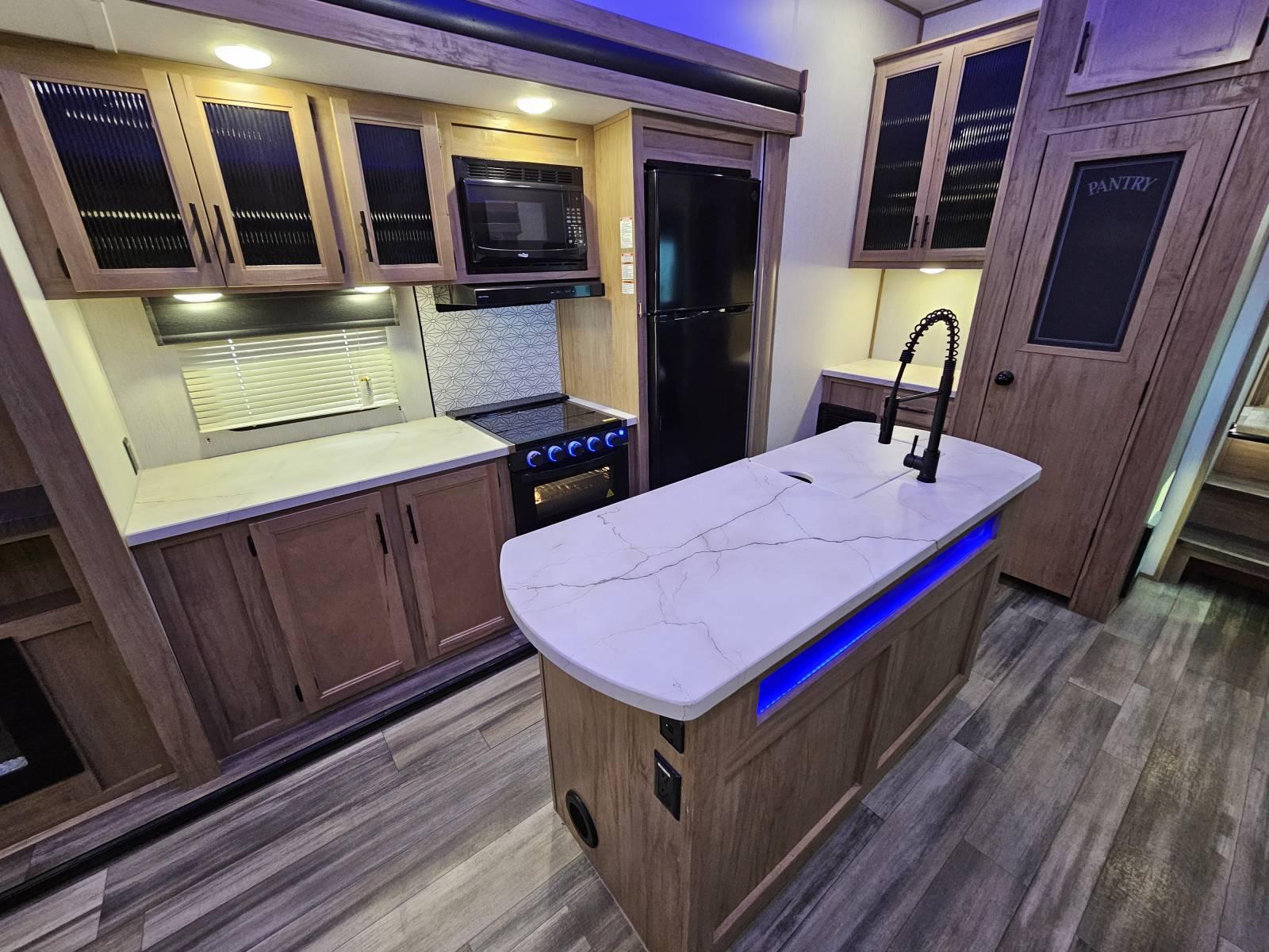 2023 Forest River 2023 Forest River Cherokee Arctic Wolf - thumbnail 9