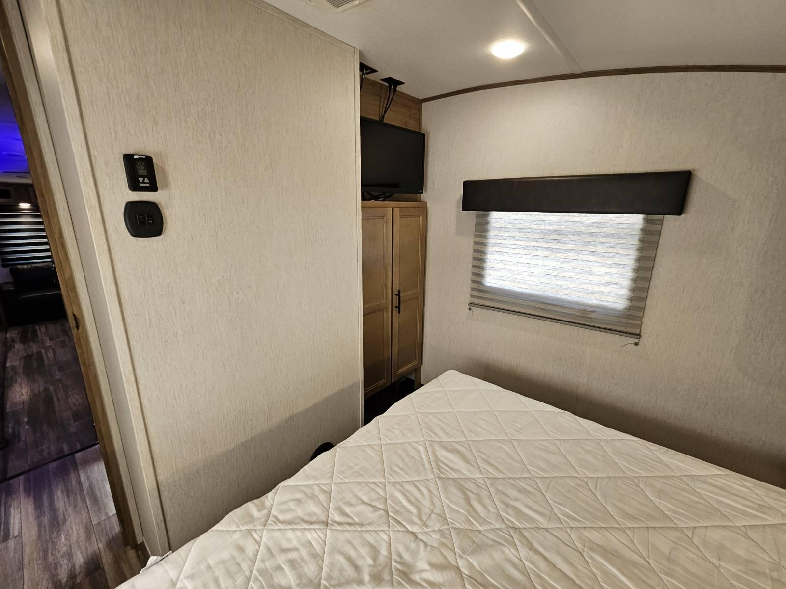 2023 Forest River 2023 Forest River Cherokee Arctic Wolf - thumbnail 17