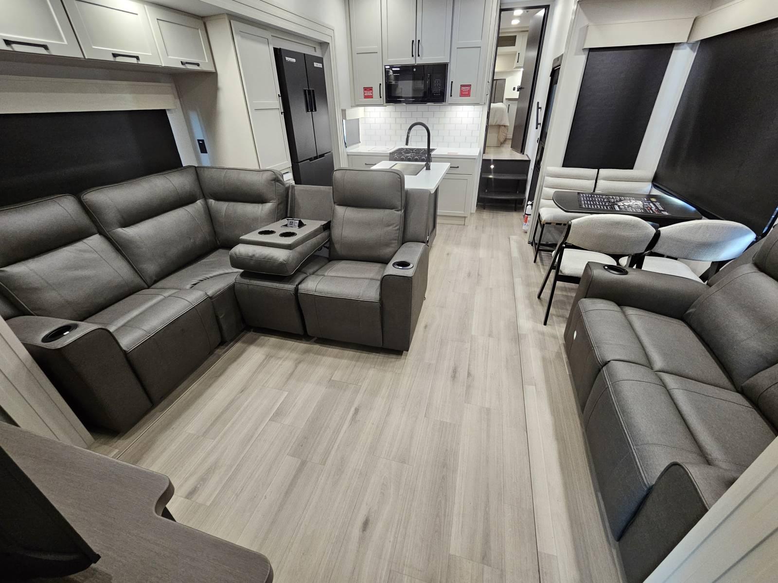 2026 Grand Design 2026 Grand Design Momentum G-Class - thumbnail 5