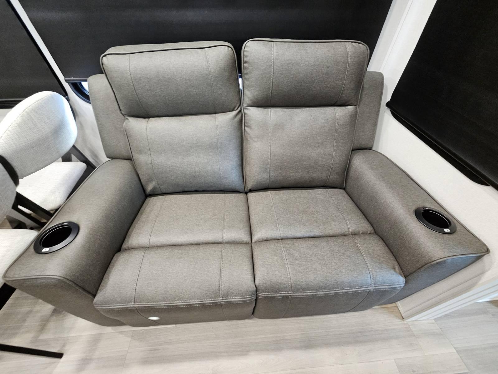 2026 Grand Design 2026 Grand Design Momentum G-Class - thumbnail 6