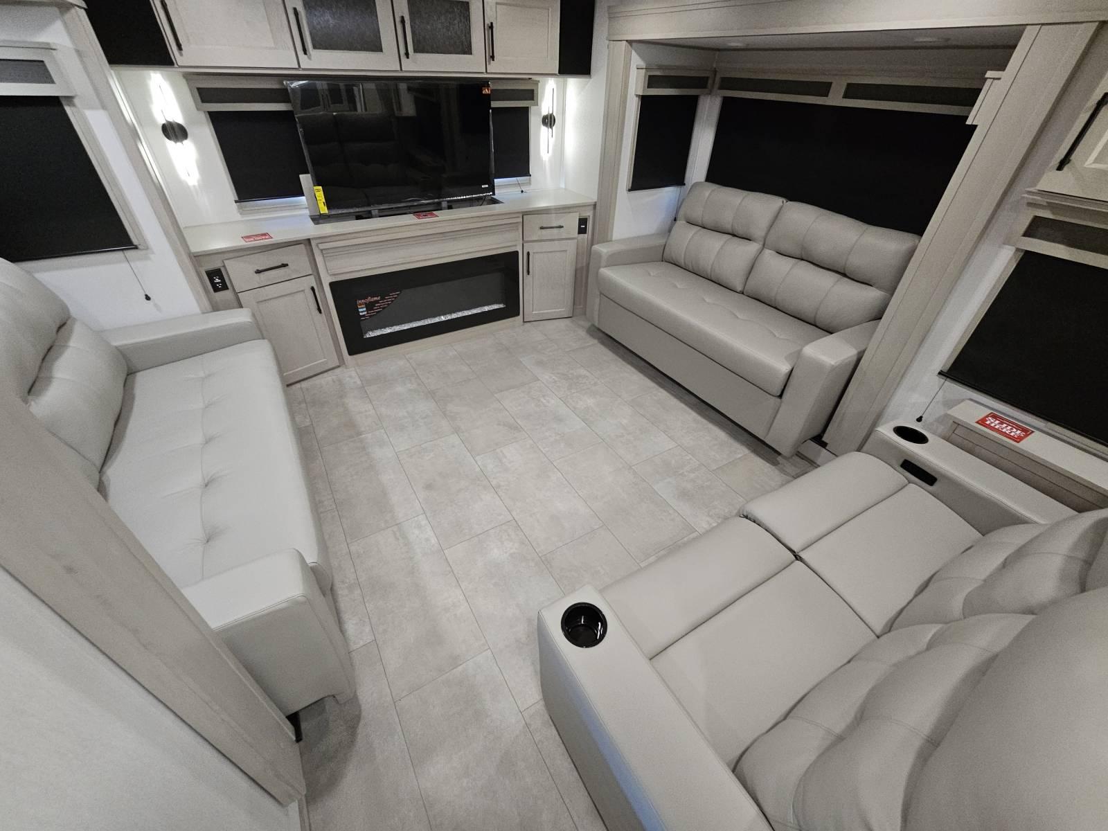 2026 Grand Design 2026 Grand Design Solitude - thumbnail 6