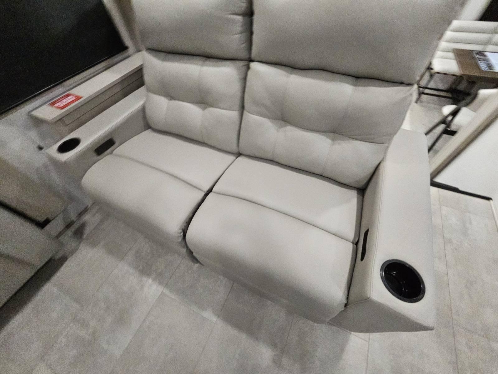 2026 Grand Design 2026 Grand Design Solitude - thumbnail 9