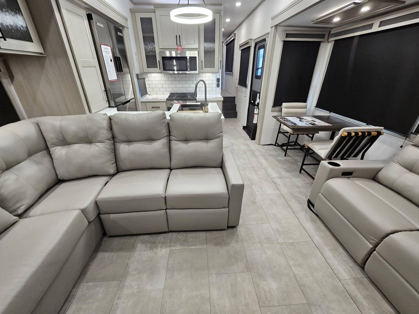 2026 Grand Design 2026 Grand Design Solitude - thumbnail 5