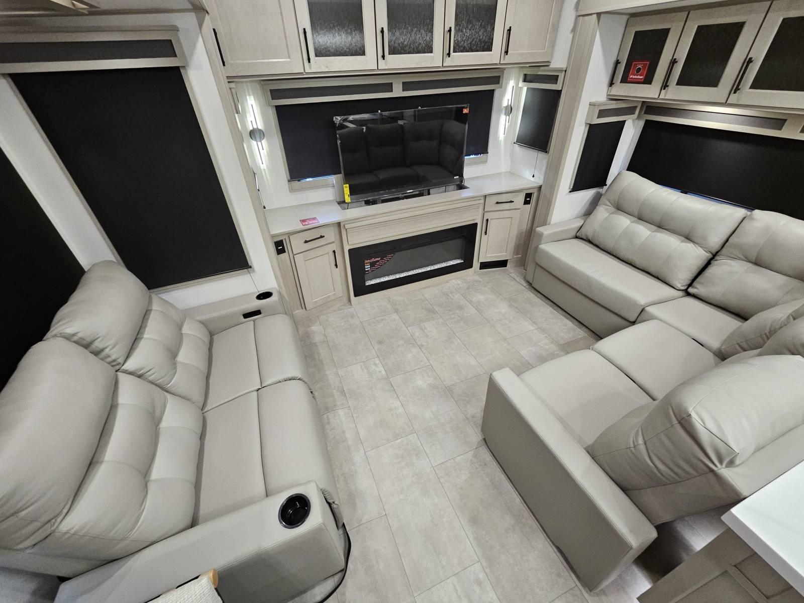 2026 Grand Design 2026 Grand Design Solitude - thumbnail 6