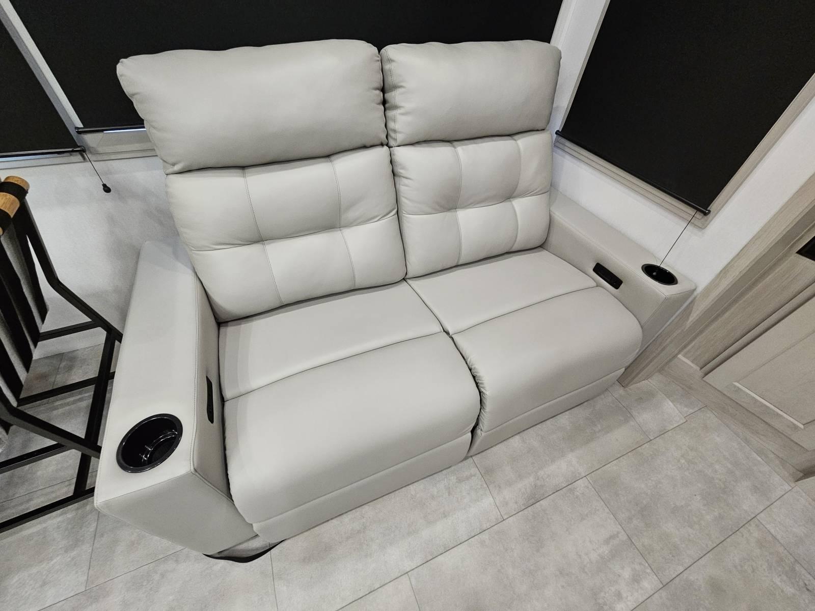 2026 Grand Design 2026 Grand Design Solitude - thumbnail 7