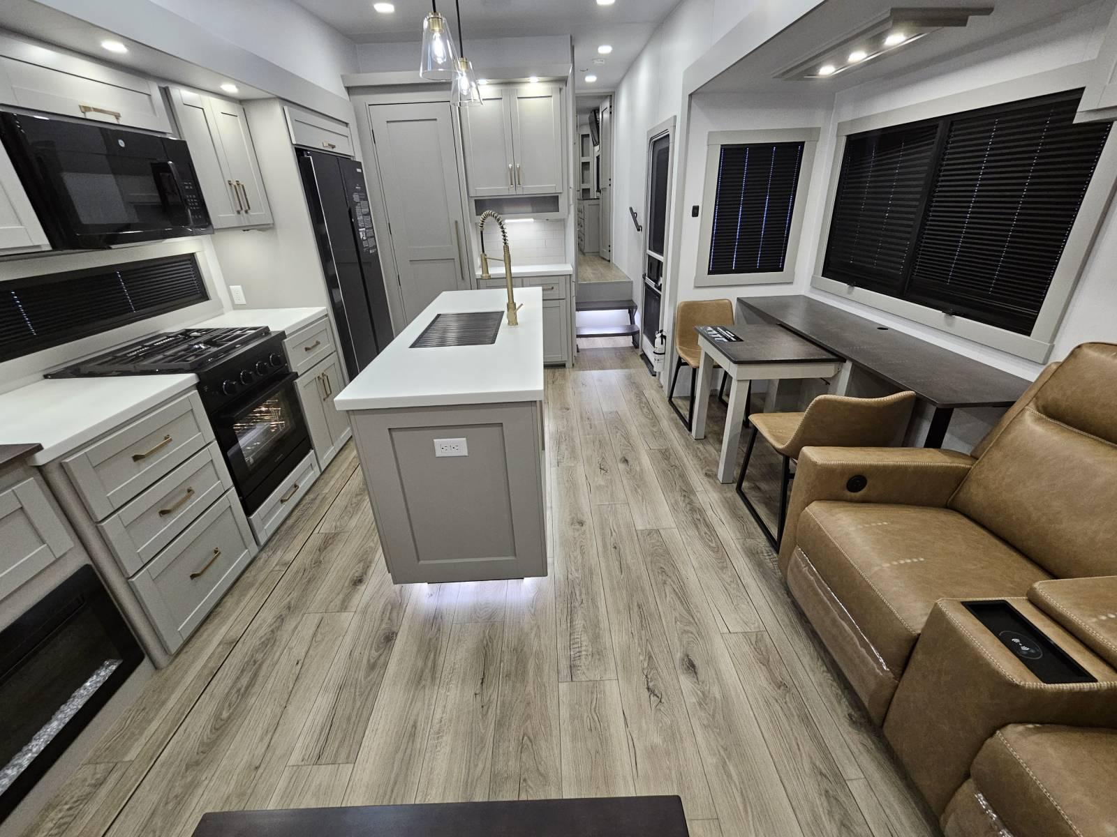 2026 Brinkley 2026 Brinkley Model Z - thumbnail 5