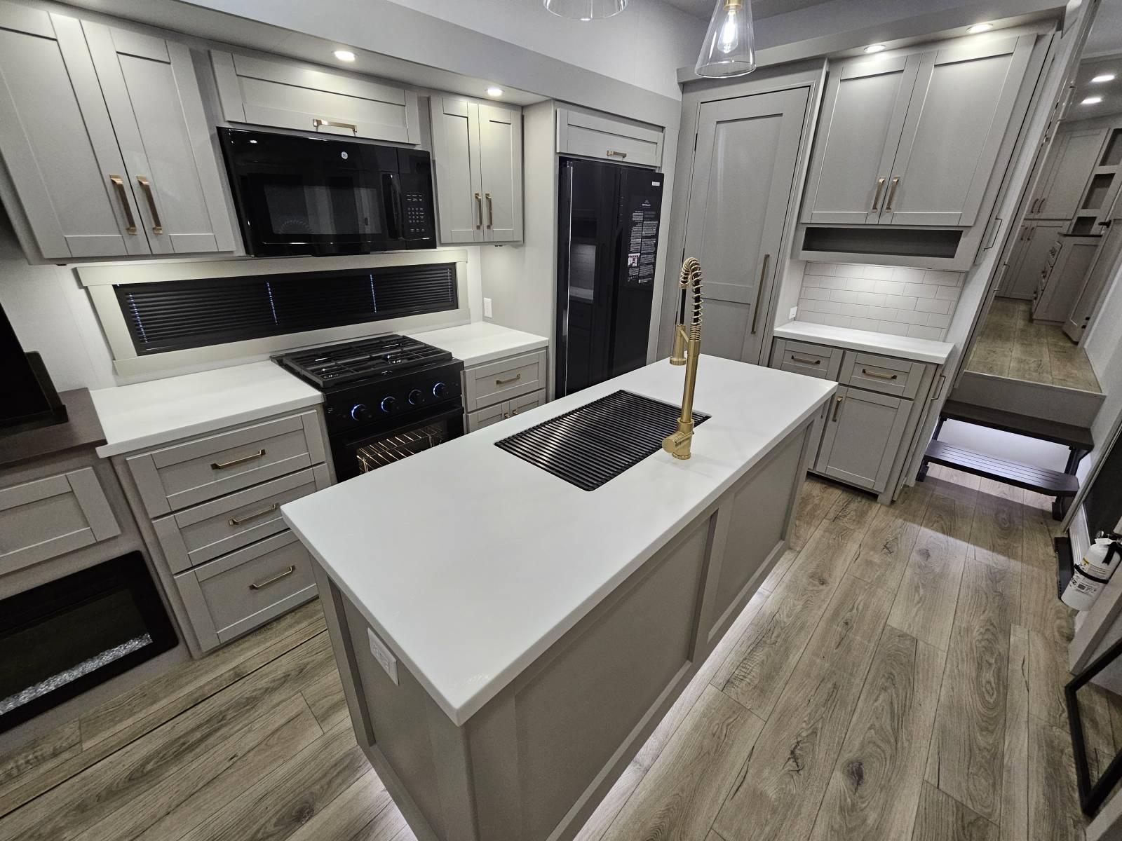 2026 Brinkley 2026 Brinkley Model Z - thumbnail 10