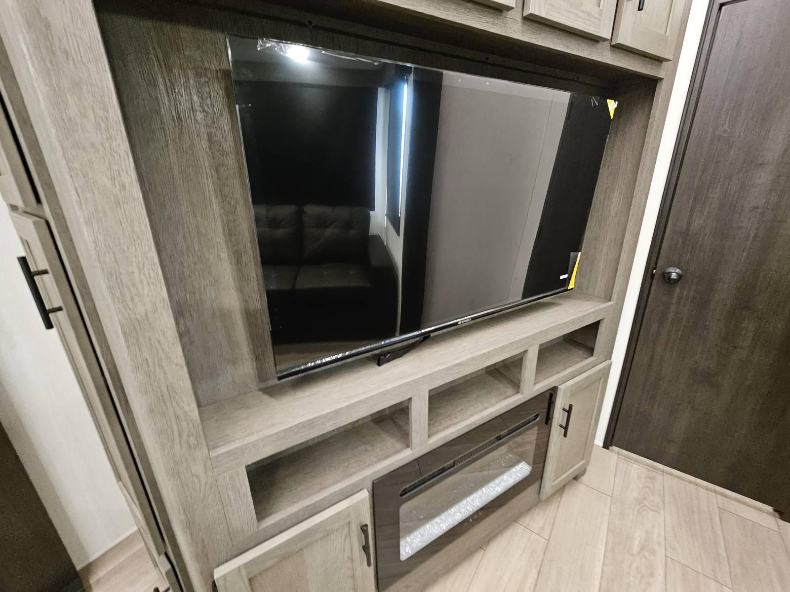 2026 Forest River 2026 Forest River Cherokee Arctic Wolf Suite - thumbnail 7