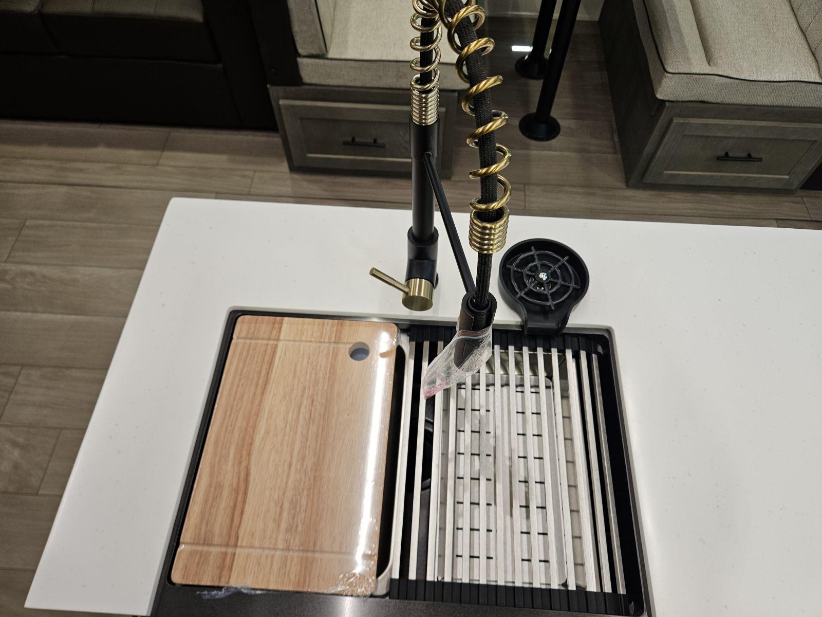 2026 Forest River 2026 Forest River Cherokee Arctic Wolf Suite - thumbnail 10