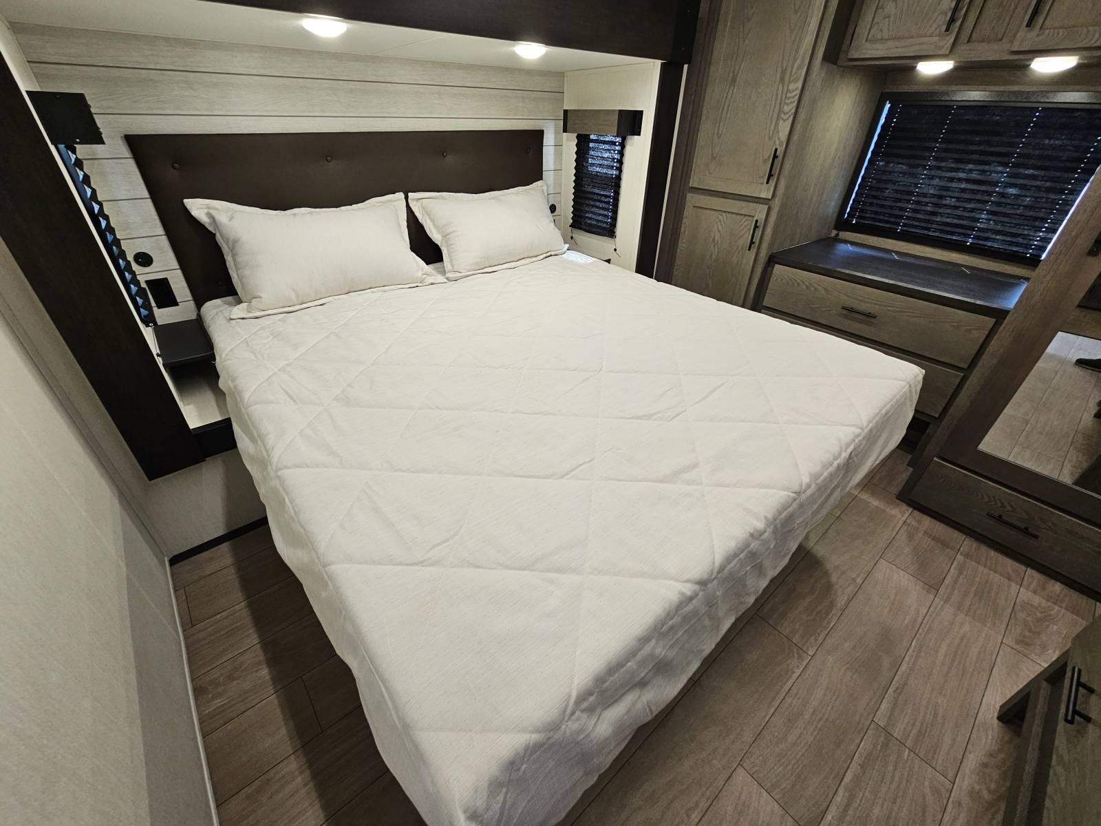 2026 Forest River 2026 Forest River Cherokee Arctic Wolf Suite - thumbnail 15