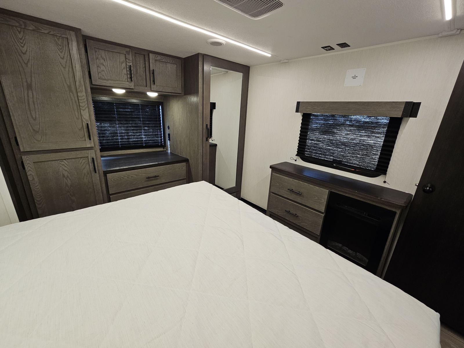 2026 Forest River 2026 Forest River Cherokee Arctic Wolf Suite - thumbnail 16