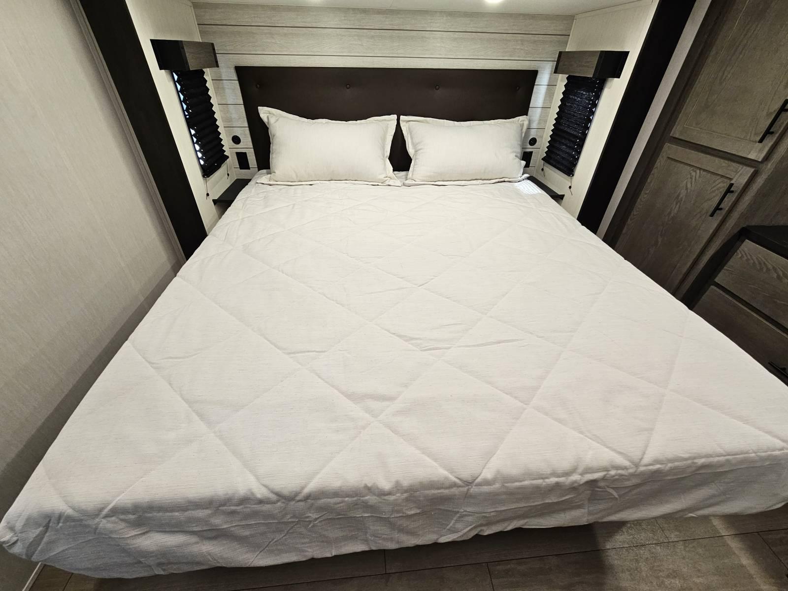 2026 Forest River 2026 Forest River Cherokee Arctic Wolf Suite - thumbnail 17