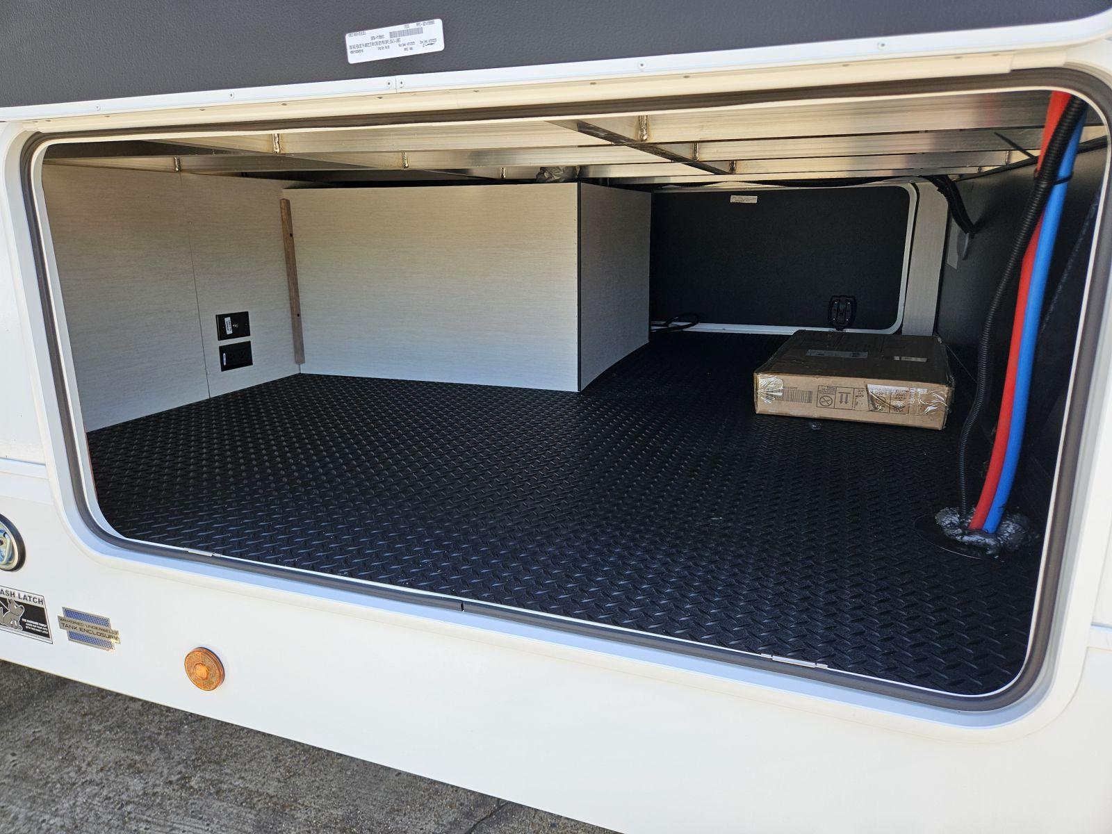 2026 Forest River 2026 Forest River Cherokee Arctic Wolf Suite - thumbnail 32