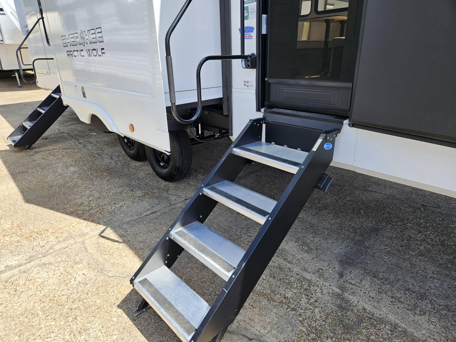 2026 Forest River 2026 Forest River Cherokee Arctic Wolf Suite - thumbnail 34