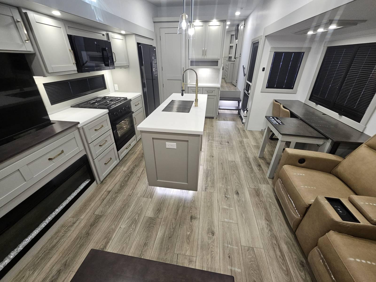 2026 Brinkley 2026 Brinkley Model Z - thumbnail 5